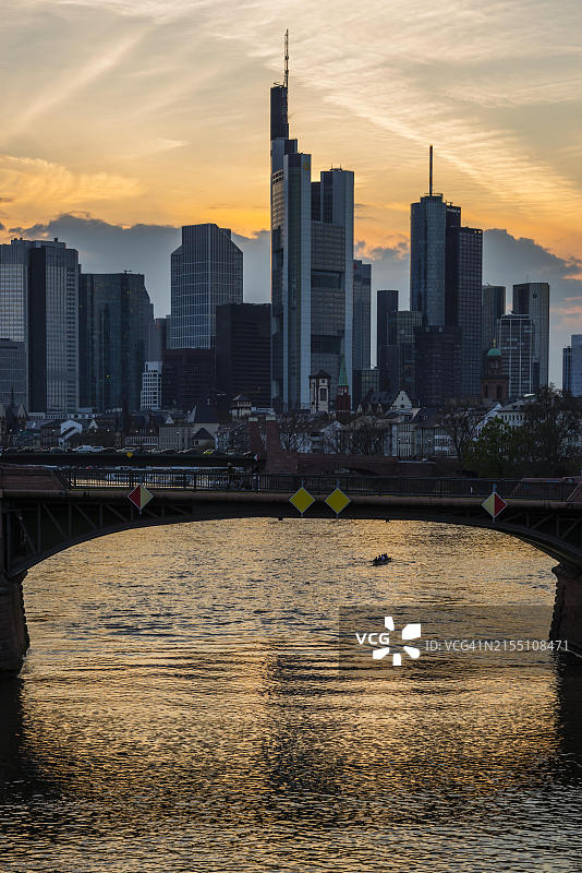 日落时分的天际线和银行区，185大厦，商业银行，德意志银行，法兰克福，德国图片素材