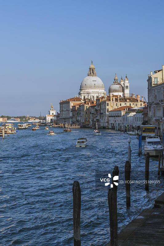 意大利威尼斯多尔索杜罗区大运河，水上出租车、汽船和圣玛丽亚 della Salute 大教堂图片素材
