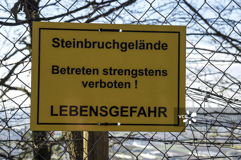 采石场禁入警告标志，生命危险，德国巴登-符腾堡州多森海姆图片素材