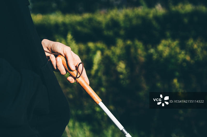 在公园里拄着拐杖的视力障碍男人图片素材