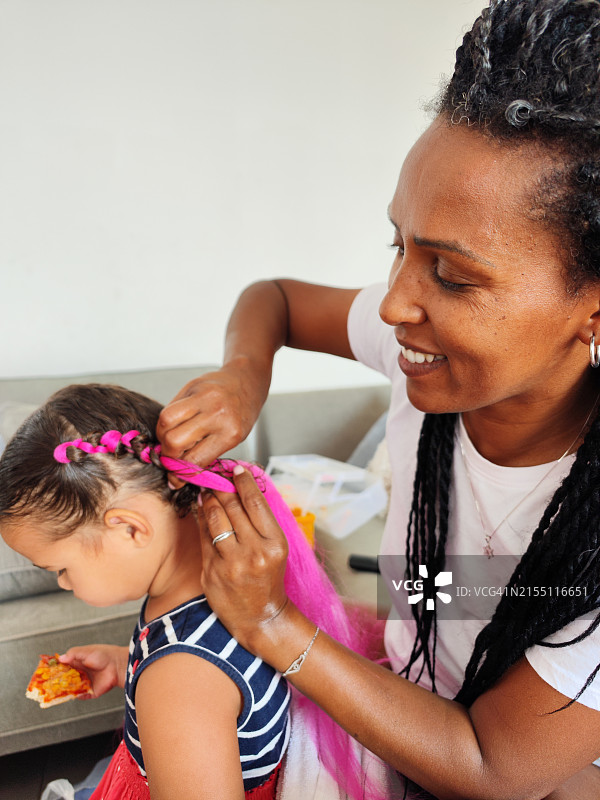 编织的纽带：母女爱的瞬间图片素材