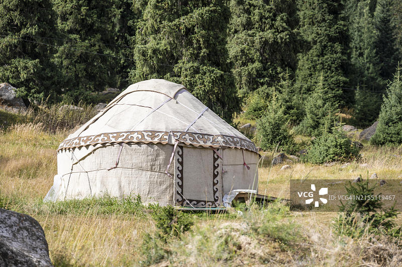 吉尔吉斯斯坦森林前的蒙古包图片素材