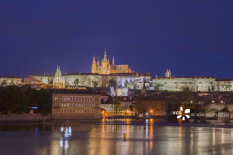 夜幕下的伏尔塔瓦河，远处是布拉格著名的赫拉德卡尼城堡和圣维特大教堂，捷克共和国，欧洲图片素材