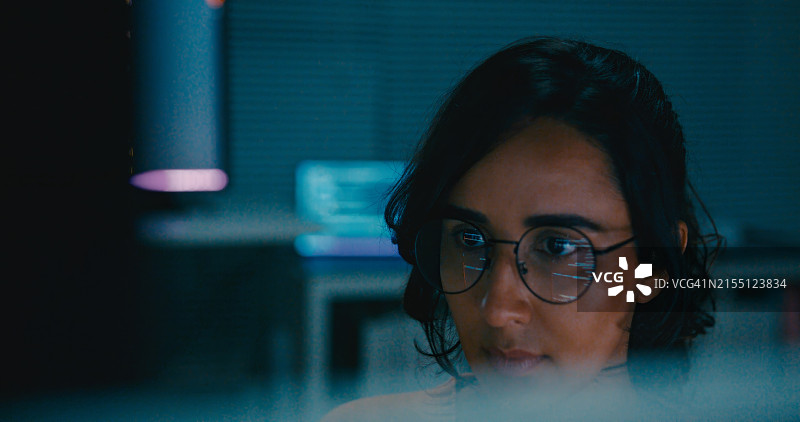 女程序员深夜在家工作，开发复杂软件的特写。软件开发人员、人工智能和编程。图片素材