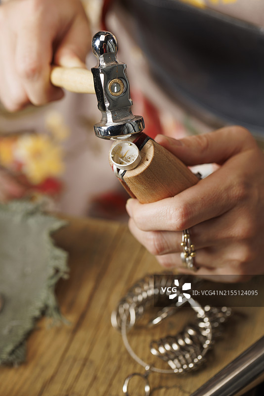 女珠宝商手工制作戒指图片素材