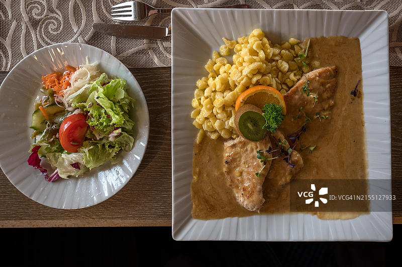 猪肉炸肉排配鸡蛋面和沙拉，德国巴伐利亚图片素材
