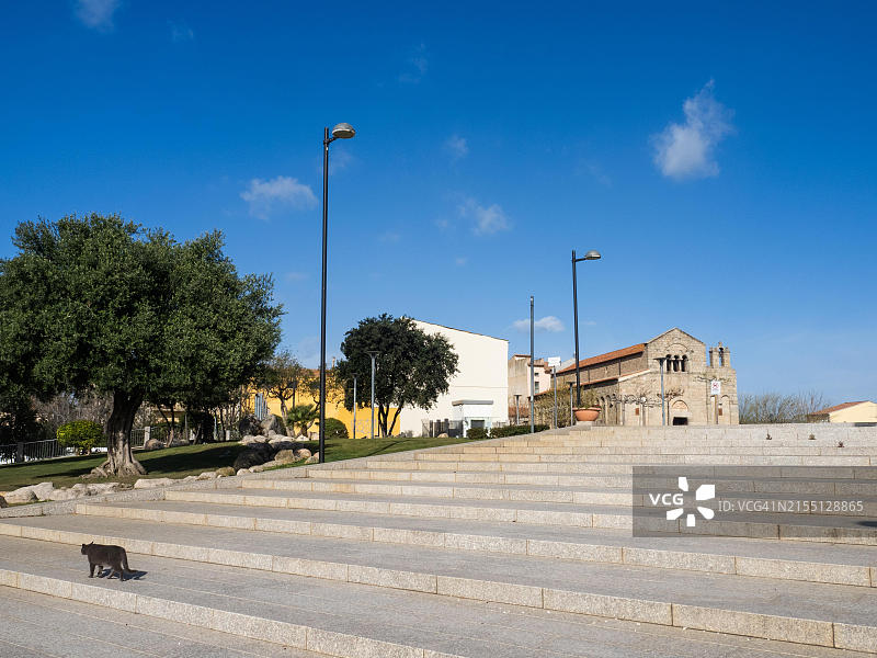 通往教堂的楼梯，意大利奥尔比亚圣辛普利西奥大教堂图片素材