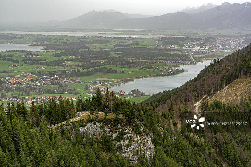 德国巴伐利亚阿尔高地区：从法尔肯施泰因城堡遗址看魏斯湖、霍普芬湖、福尔根湖和阿尔高阿尔卑斯山图片素材