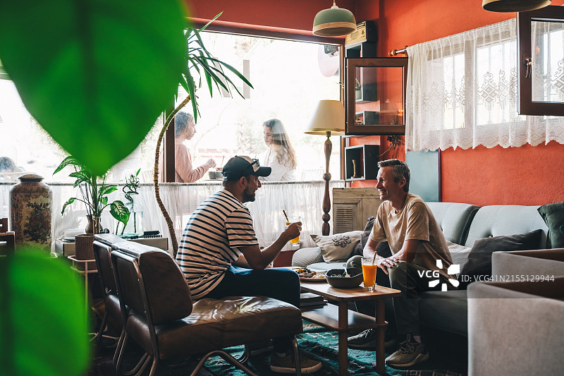 舒适咖啡馆内的情侣图片素材