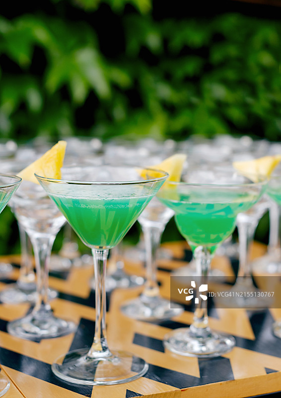 酒吧餐厅吧台上高脚杯鸡尾酒图片素材