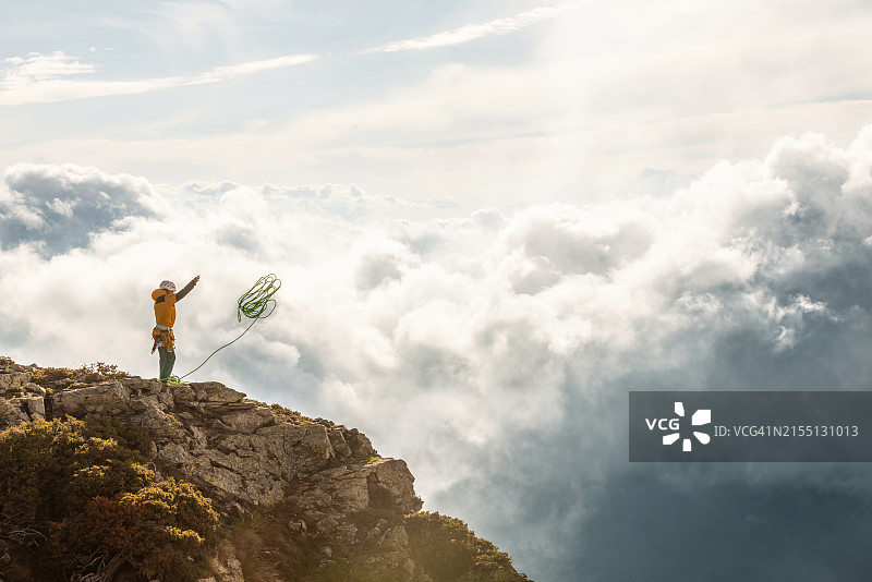 在山顶放风筝的人图片素材