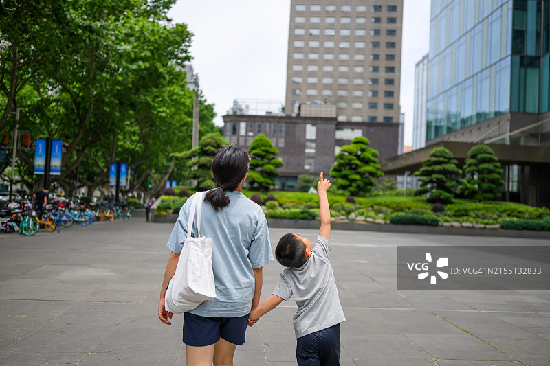 亚洲女性带着孩子探索城市图片素材