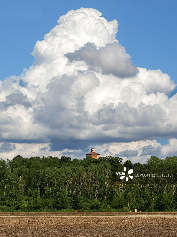 乡村景观上的大型积雨云图片素材