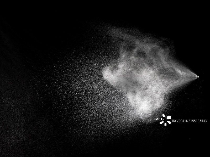 黑色背景上的高压水射流喷射图片素材