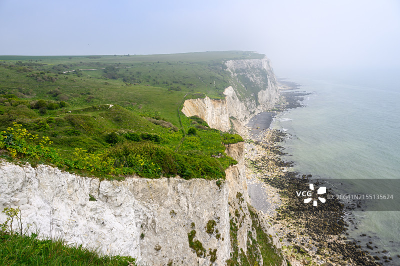 英国多佛的雾中白色悬崖图片素材