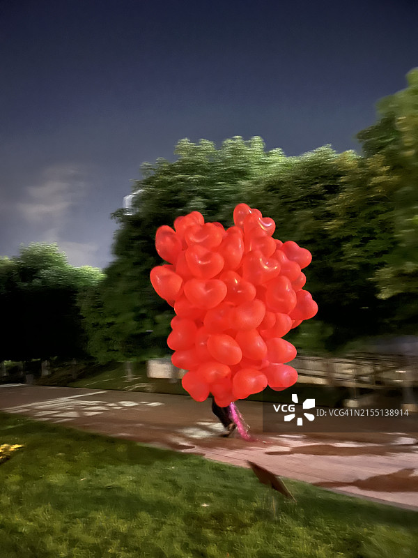 卖气球的年轻男人图片素材