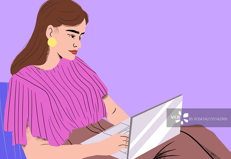 在家专注使用笔记本电脑的女人图片素材