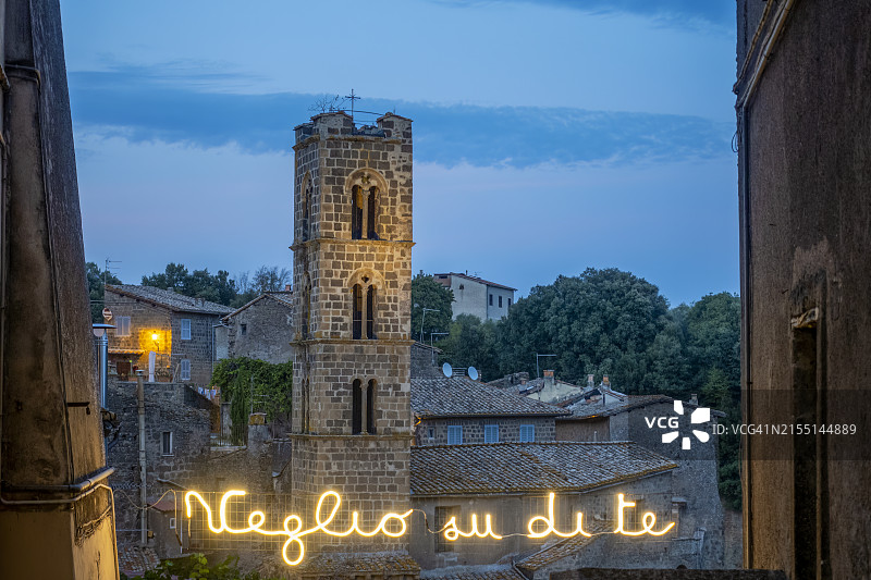 意大利拉齐奥维泰博省Ronciglione老城中心的塔楼图片素材