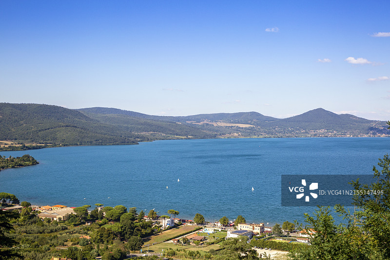 意大利拉齐奥罗马附近天空下的布拉恰诺湖图片素材