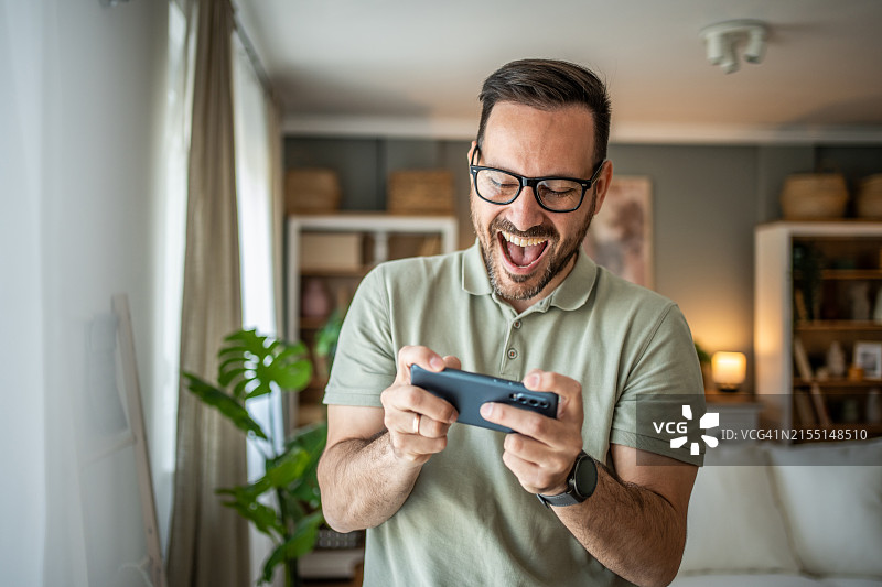 男人通过手机应用查看加密货币余额图片素材