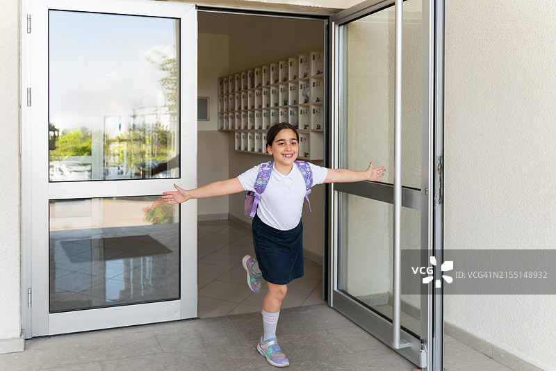 上学路上的小女孩的快乐图片素材