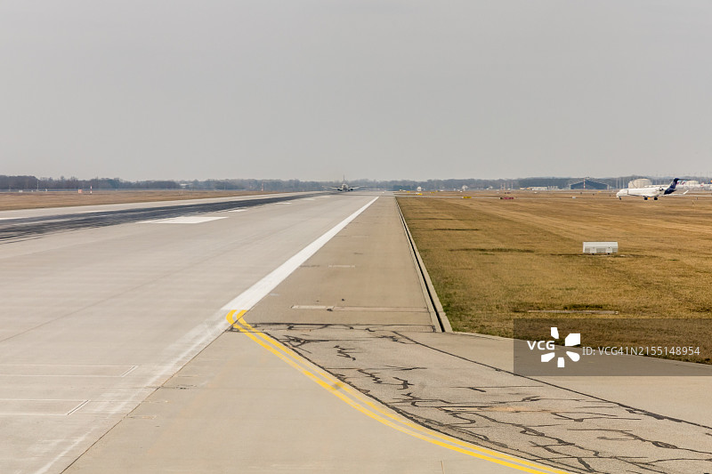 飞机降落在慕尼黑机场跑道上图片素材