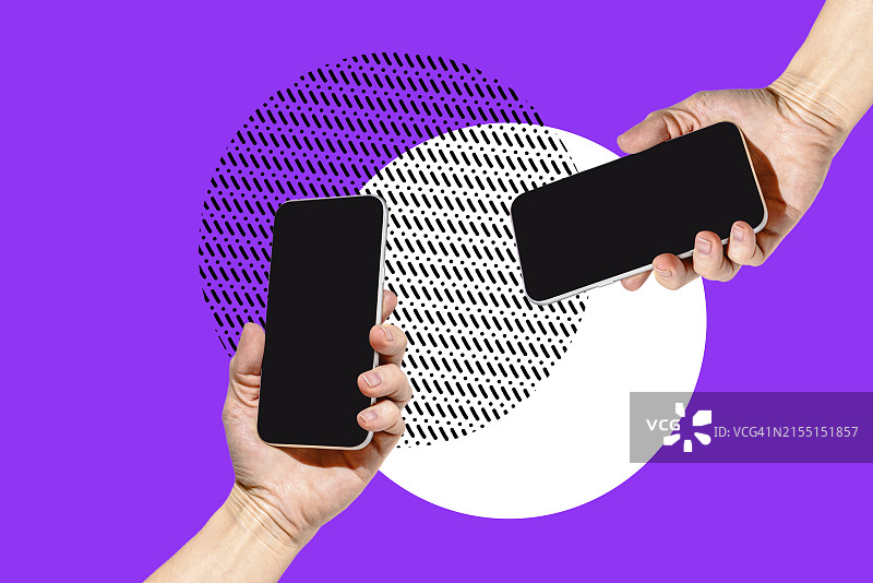 在紫罗兰色背景上，双手拿着智能手机图片素材