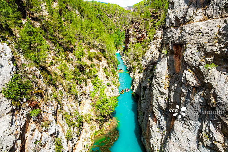 西班牙蓝色河峡谷漂流人群鸟瞰图图片素材