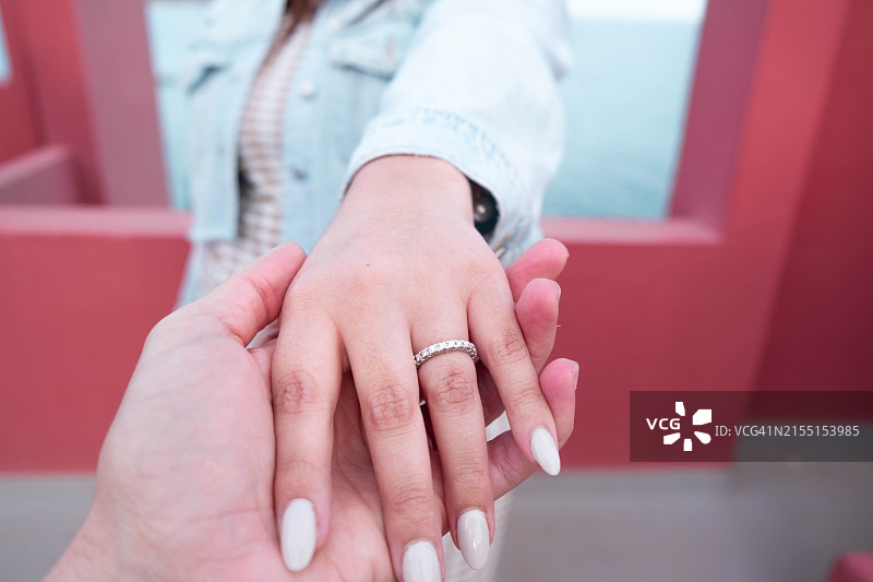 求婚期间，女人手戴订婚戒指的特写图片素材