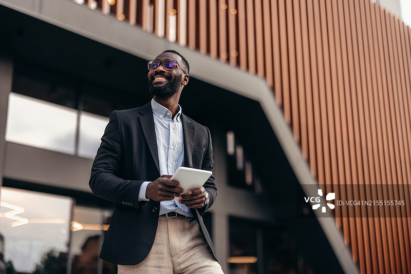在办公室外使用平板电脑的商人肖像图片素材