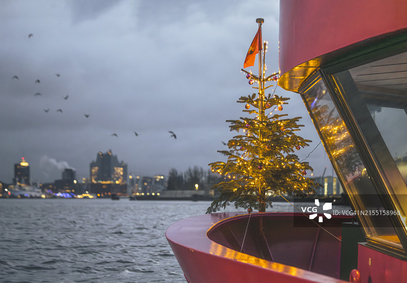 德国汉堡，渡轮船尾闪耀的圣诞树图片素材