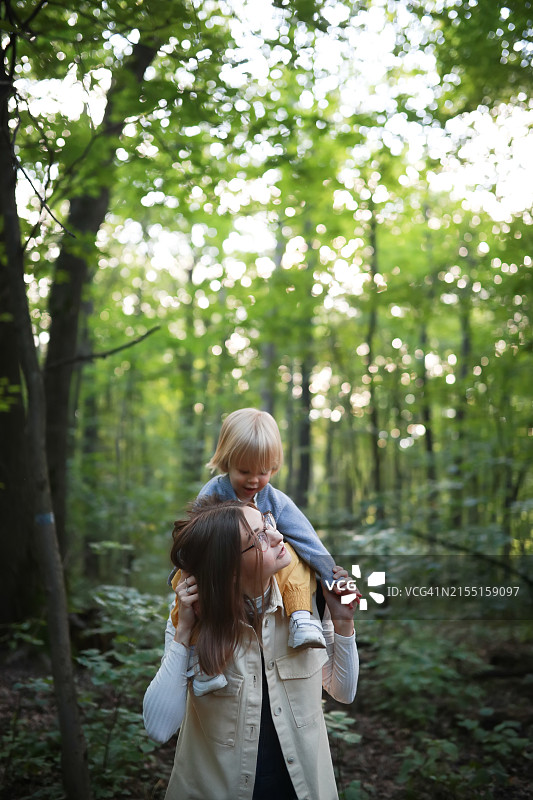 与妈妈一起呵护自然，亲近环境图片素材