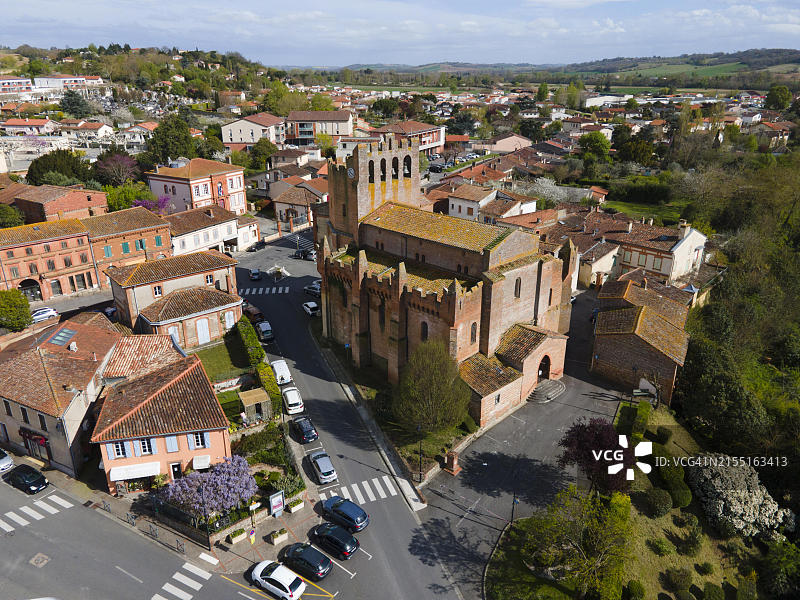 韦内尔克镇中心教堂塔楼和周围房屋的晴朗景象图片素材