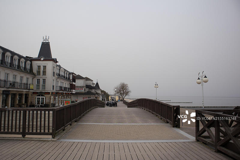 波兰米埃尔诺海滨步道上的阴天图片素材