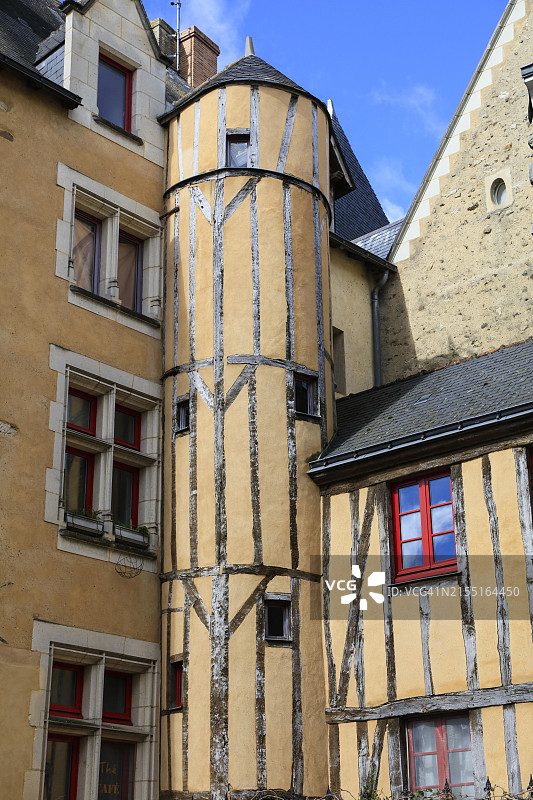 法国卢瓦尔河地区勒芒的木结构房屋与圆形楼梯塔图片素材