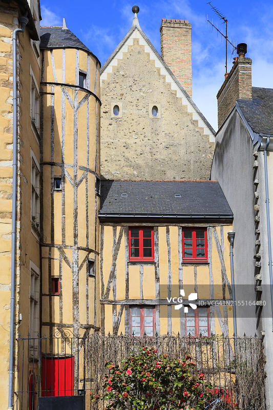 法国卢瓦尔河地区勒芒的木结构房屋与圆形楼梯塔图片素材