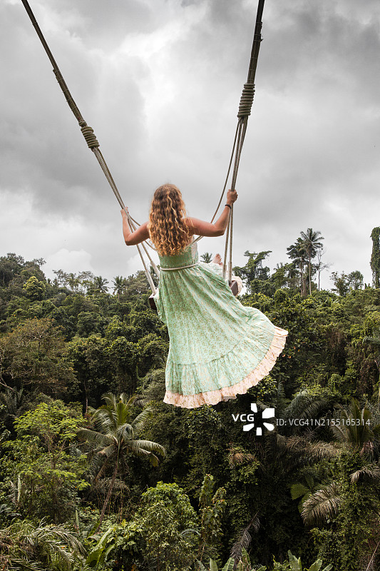 印度尼西亚巴厘岛乌布的秋千上的女人图片素材