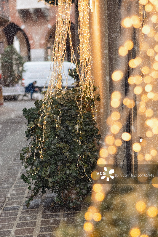 雪中街道节日灯饰图片素材