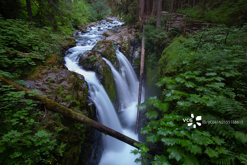 夏季的索尔杜克瀑布图片素材