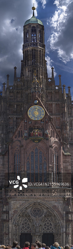 德国巴伐利亚州纽伦堡，圣母教堂塔钟下的著名报时人偶，500多年来，七位选帝侯从查理四世皇帝面前经过图片素材
