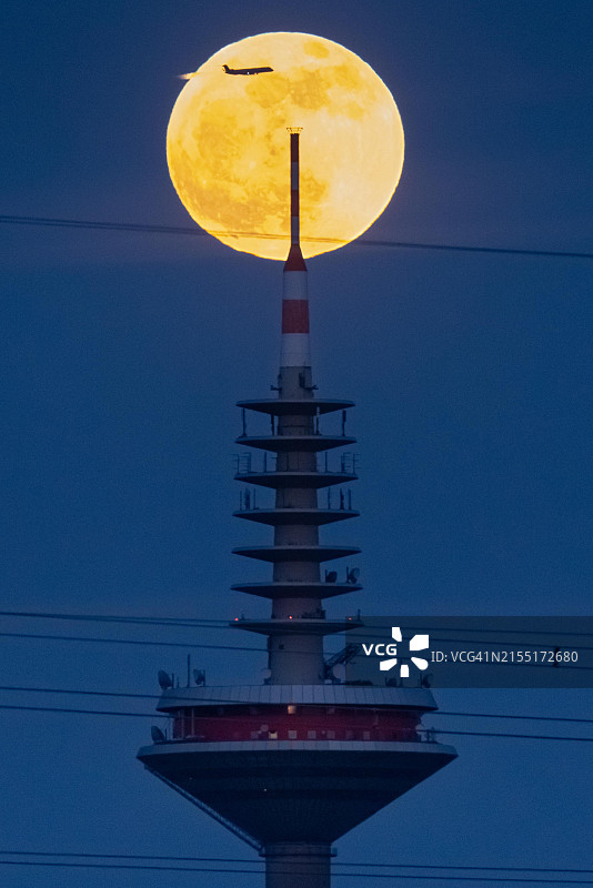 德国法兰克福欧洲电视塔后的满月图片素材