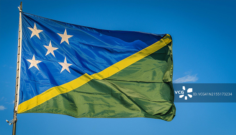 所罗门群岛国旗，南太平洋岛国，在蓝天下迎风飘扬，大洋洲图片素材