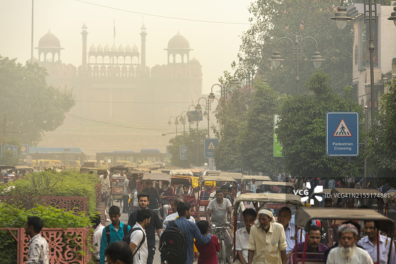印度德里老城昌德尼 चौक繁忙的道路景观，通往红堡图片素材