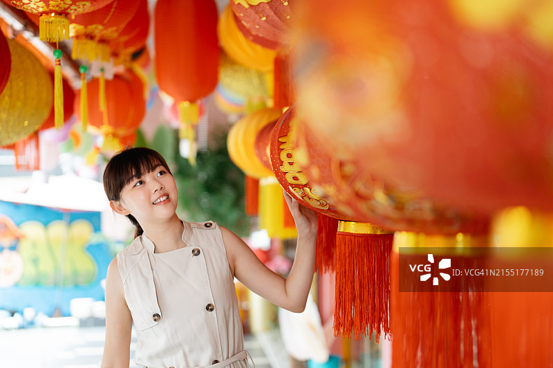亚洲女游客在吉隆坡唐人街欣赏灯笼。马来西亚中国农历新年图片素材