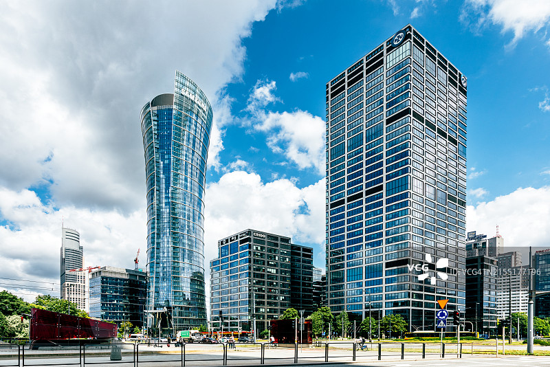 波兰华沙市中心现代玻璃摩天大楼图片素材