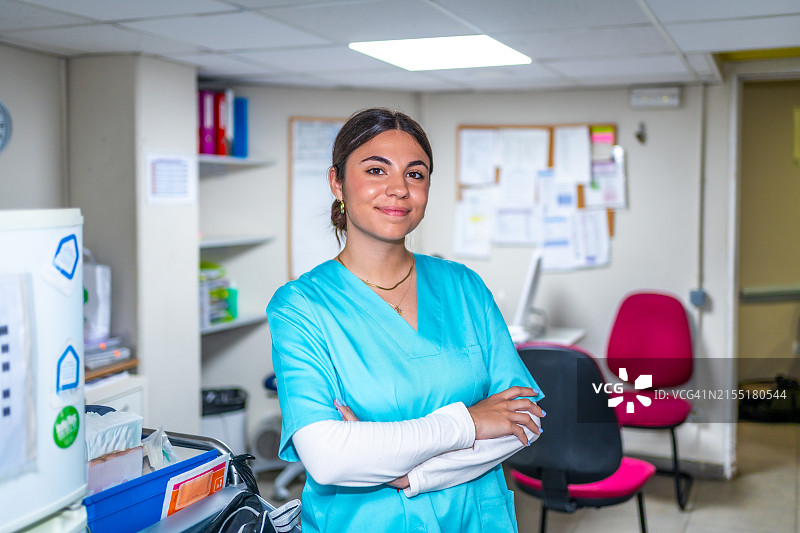 疗养院里的年轻女护士肖像图片素材