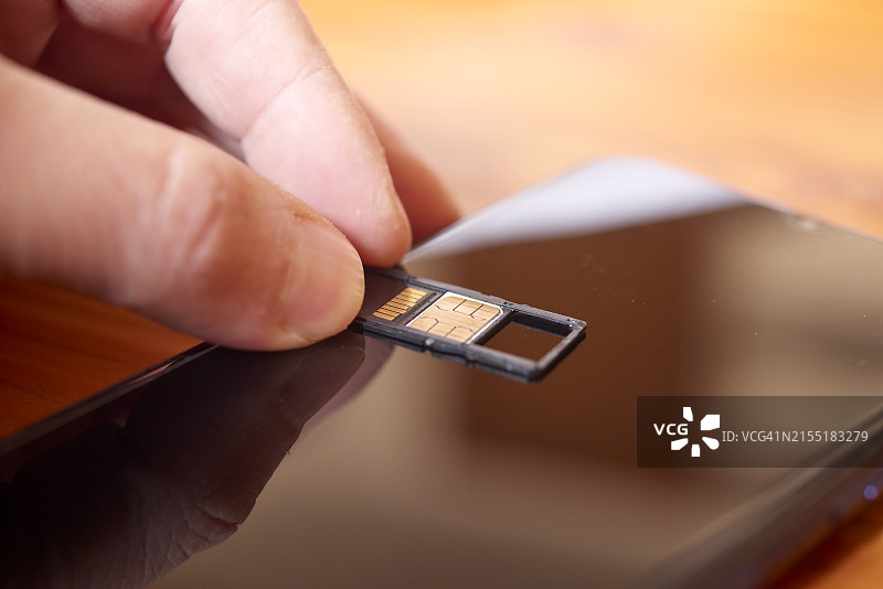 手持SIM卡图片素材