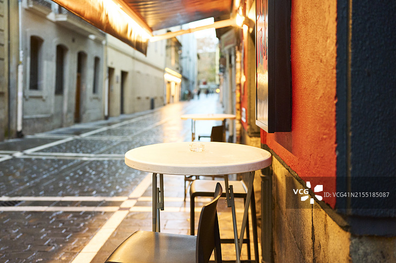 咖啡馆外街边圆桌侧面无人图片素材