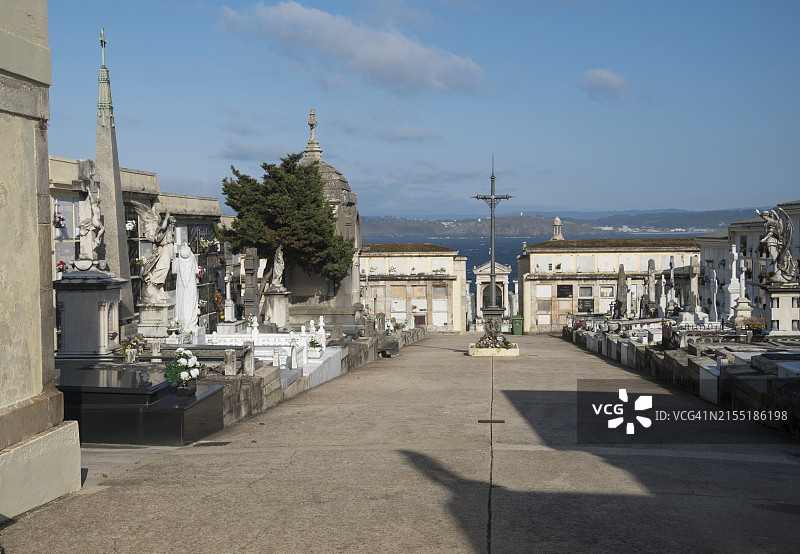 途经西班牙加利西亚自治区科鲁尼亚圣阿马罗公墓的路线图片素材