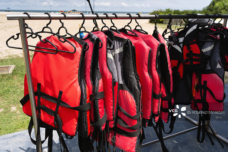 户外架子上的红黑色救生衣图片素材